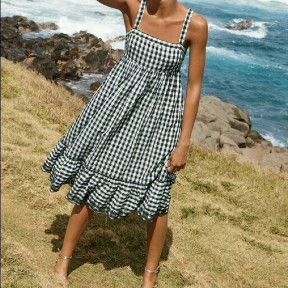 Dresses & Skirts - Host Pick! 🎉Gingham navy & white dress